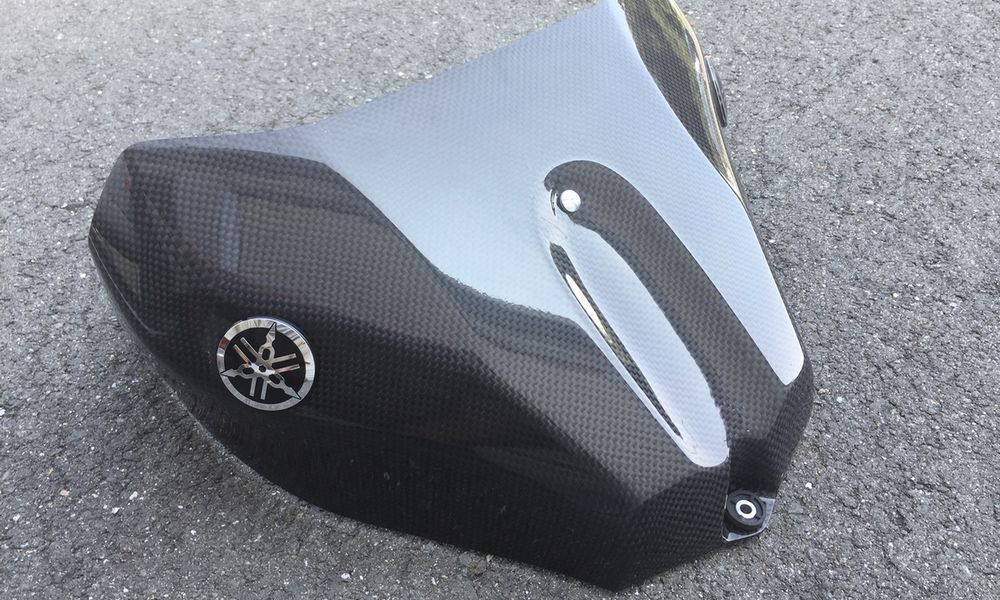 カーボンやFRPで、外装パーツを製作します。